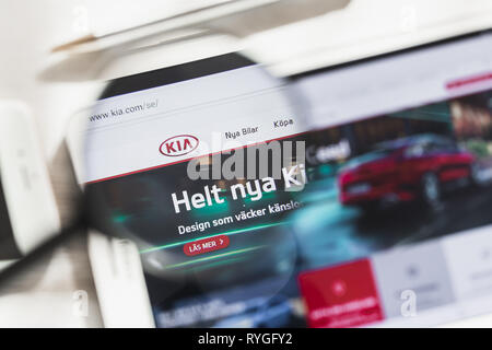 Seoul, Südkorea - 14. März 2019: Kia Motors Corporation, Auto, offizielle Website Homepage unter Lupe. Konzept KIA Motor Company, Auto logo Stockfoto