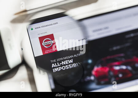 Nishi-ku, Yokohama, Japan - 14. März 2019: Nissan Motor Co., Ltd., Auto, offizielle Website Homepage unter Lupe. Konzept die Nissan Motor Company Stockfoto