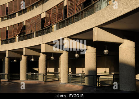 Architektonische Details, die die harten Linien und Kurven der brutalistischen Architektur zeigen, Frobisher Crescent, Barbican Estate, London EC2, England, UK Stockfoto
