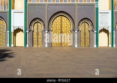 Messing Tor und Zellige Mosaic Kacheln auf Dar al-Makhzen oder Dar el-Makhzen Royal Palace in Fez, Marokko Stockfoto