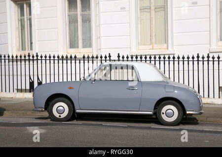 Ein Retro-stil Lapis Grau Nissan Figaro Auto geparkt in Brighton, East Sussex, England, Großbritannien Stockfoto