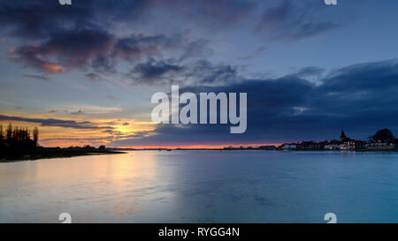 Winter Sonnenuntergang über Bosham hafen und Dorf, West Sussex, Großbritannien Stockfoto