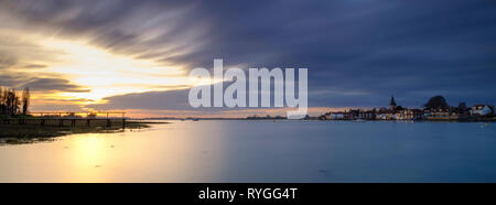 Winter Sonnenuntergang über Bosham hafen und Dorf, West Sussex, Großbritannien Stockfoto