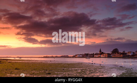 Winter Sonnenuntergang über Bosham hafen und Dorf, West Sussex, Großbritannien Stockfoto