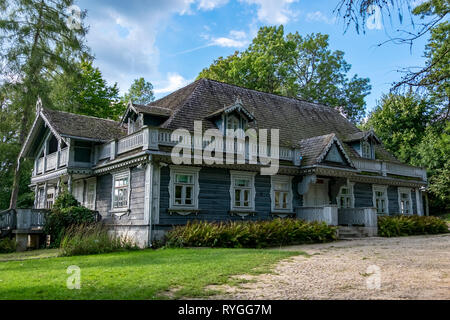 Königliches Jagdschloss für ehemalige russische Adel im Anfang 1900 bei Bialowieza Nationalpark im Osten von Polen in der Nähe der weißrussischen Grenze gefunden Stockfoto