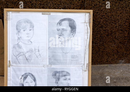 Porträts von Frauen in Bleistift auf Papier, Notebook, drei Bleistifte, Anspitzer, Radiergummi auf weißem Hintergrund Top view-Rus Stockfoto