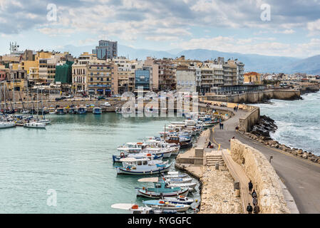 Heraklion, Kreta, Griechenland - 2 November, 2017: Blick auf den Hafen von Heraklion die alte venezianische Festung Koules, Kreta, Griechenland. Stockfoto