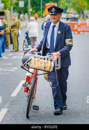 Woodhall Spa 1940er Jahren Festival - 1940er Jahre Briefträger mit Fahrrad Stockfoto