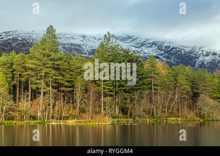 Glencoe Lochan oberhalb des Dorfes von Glencoe in den schottischen Highlands. Blick von der Lochan sind ausgezeichnet, sehr beliebt bei Wanderern und Einheimische. Stockfoto