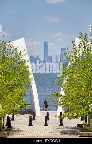 New York, USA - 29. Juni 2018: Der Mensch steht zwischen Postkarten, Staten Island September 11 Memorial mit Manhattan in der Entfernung. Stockfoto