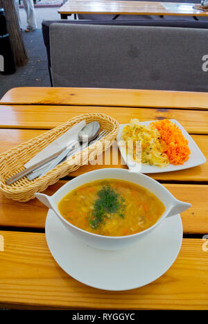 Fisch, Suppe und Salat, smazalnia gebratene Meeresfrüchte restaurnt Terrasse, Molo Poludniowe, South Pier, Gdynia, Polen Stockfoto