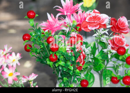 Fake Blumen für Inneneinrichtung auf hellen Hintergrund Stockfoto