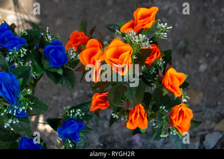 Das Bild von einem Blumenstrauß der künstliche Mohnblumen in einer Vase, isoliert, auf weißem Hintergrund Stockfoto