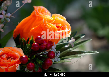 In der Nähe von künstlichen orange rose flower bouquet in Soft Focus Hintergrund Stockfoto