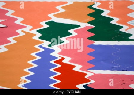 Freeze Motion von bunt bemalten Pulver explodierende auf weißem Hintergrund. Abstrakte Gestaltung von Farbe staubwolke. Partikel Explosion. Splash von bunten p Stockfoto