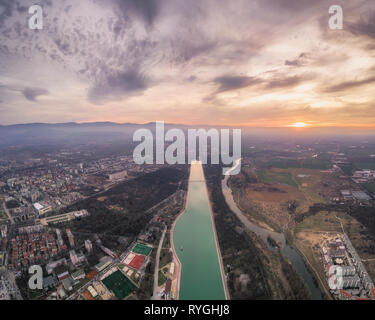 Luftbild mit Sonnenuntergang über Rudern Kanal in Plovdiv Stadt - Europäische Kulturhauptstadt 2019, Bulgarien, Europa. Stockfoto