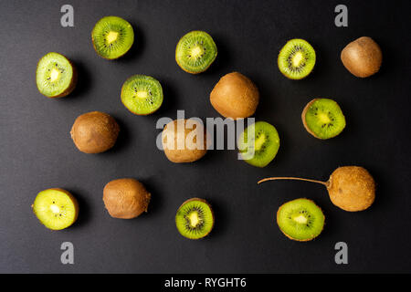 Kiwis auf schwarzem Hintergrund oben Stockfoto