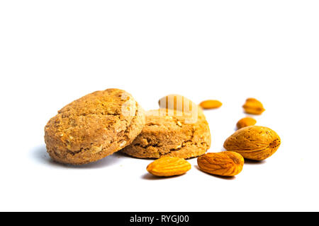 Integral cookies mit Mandeln auf weißem Hintergrund Stockfoto