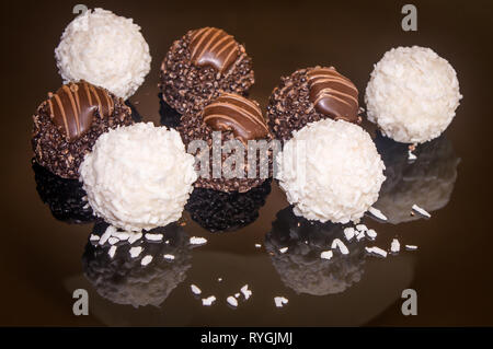 Sortiment süßes Süsswaren Schokolade Bonbons und Pralinen. Stockfoto