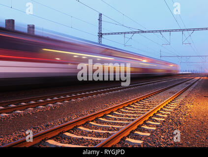 Passager Bahnhof in der Nacht - Slowakei Stockfoto