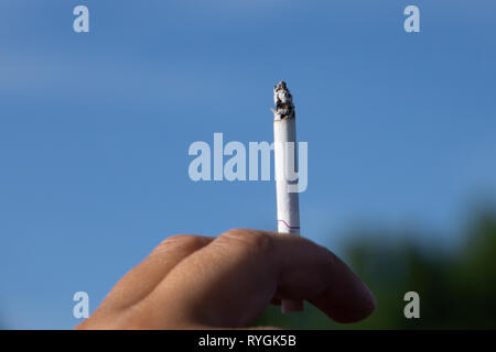 Ein 7/8 des Menschen Hand, Zigarette nach oben gegen den weißen Hintergrund Stockfoto