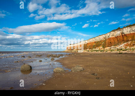 Klippen in der Nähe von Old Hunstanton Hunstantion auf Norfolk Küste, wo weiße Kreide Overlays rote Kalkstein in eine bunte Formation. Bekannt als die Süßigkeit Klippen. Stockfoto