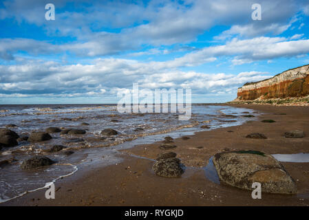 Klippen in der Nähe von Old Hunstanton Hunstantion auf Norfolk Küste, wo weiße Kreide Overlays rote Kalkstein in eine bunte Formation. Bekannt als die Süßigkeit Klippen. Stockfoto