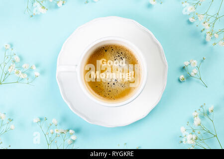 Guten Morgen Konzept - Kaffee, Blumen, Notebook Stockfoto