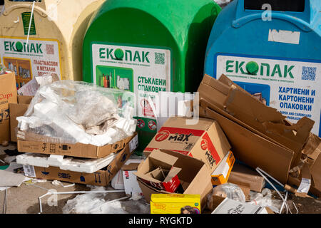 Auf der Straße wurden Kartons um gemischte Recyclingbehälter herum entsorgt, als Sammelproblem in Sofia, Bulgarien, Osteuropa, auf dem Balkan und in der EU Stockfoto