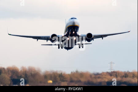 Eine Boeing 737-800 Flugzeuge, die Ryanair startet vom Flughafen Birmingham in den West Midlands, UK, auf 4/3/19/. Stockfoto