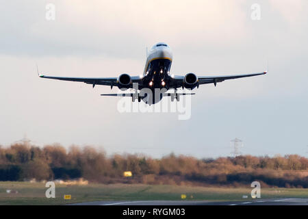 Eine Boeing 737-800 Flugzeuge, die Ryanair startet vom Flughafen Birmingham in den West Midlands, UK, auf 4/3/19/. Stockfoto