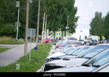 Zeile der geparkten Autos horizontale Industriepolitik Modell Stockfoto