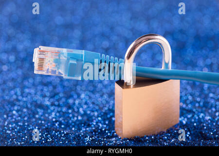 Internet Security Konzept. Vorhängeschloss mit Kabel Internet über Blau funkelt Hintergrund Stockfoto
