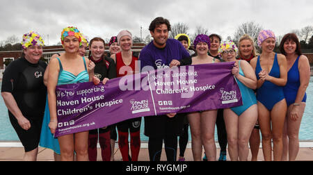 James Argent hat einen sehr kalten Schwimmen während Haven House Children's Hospice Eis Stürzen auf dem Parliament Hill Felder Lido mit: James Argent Wo: London, Großbritannien Wann: 10. Feb. 2019 Credit: John rainford/WANN Stockfoto