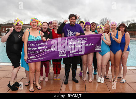 James Argent hat einen sehr kalten Schwimmen während Haven House Children's Hospice Eis Stürzen auf dem Parliament Hill Felder Lido mit: James Argent Wo: London, Großbritannien Wann: 10. Feb. 2019 Credit: John rainford/WANN Stockfoto