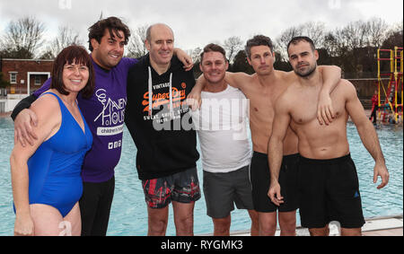 James Argent hat einen sehr kalten Schwimmen während Haven House Children's Hospice Eis Stürzen auf dem Parliament Hill Felder Lido mit: James Argent Wo: London, Großbritannien Wann: 10. Feb. 2019 Credit: John rainford/WANN Stockfoto