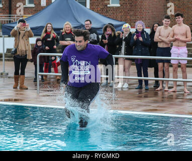 James Argent hat einen sehr kalten Schwimmen während Haven House Children's Hospice Eis Stürzen auf dem Parliament Hill Felder Lido mit: James Argent Wo: London, Großbritannien Wann: 10. Feb. 2019 Credit: John rainford/WANN Stockfoto