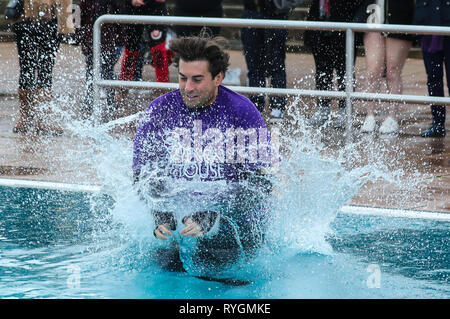 James Argent hat einen sehr kalten Schwimmen während Haven House Children's Hospice Eis Stürzen auf dem Parliament Hill Felder Lido mit: James Argent Wo: London, Großbritannien Wann: 10. Feb. 2019 Credit: John rainford/WANN Stockfoto