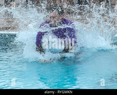 James Argent hat einen sehr kalten Schwimmen während Haven House Children's Hospice Eis Stürzen auf dem Parliament Hill Felder Lido mit: James Argent Wo: London, Großbritannien Wann: 10. Feb. 2019 Credit: John rainford/WANN Stockfoto