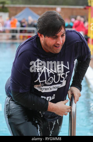 James Argent hat einen sehr kalten Schwimmen während Haven House Children's Hospice Eis Stürzen auf dem Parliament Hill Felder Lido mit: James Argent Wo: London, Großbritannien Wann: 10. Feb. 2019 Credit: John rainford/WANN Stockfoto