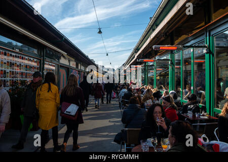 Naschmarkt in Wien. Es ist eine berühmte Essen, Souvenir- und Flohmarkt in der Mitte von Wien Stockfoto