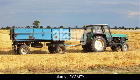 Traktoren, die auf die Ernte Stockfoto