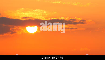 Orange-roten Sonnenuntergang, Sonne mit Sky Stockfoto