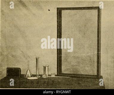 Eine elementare Laborstudie in Böden elementarylabora 01 jeff Jahr: 1908 STUDIE IN BÖDEN. 11 Abb. 2. Die hier gezeigt werden, sind aus "righta Kuchen von "paraffin Links, Trichter, Filterpapier, Absolvent rylinrler, Becher, Thistle - Rohr Trichter, Packung mit Labels^ und Boden Sieb. Stockfoto
