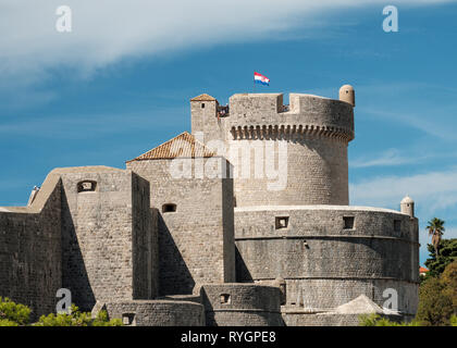 Die äußeren Mauern der Altstadt von Dubrovnik mit der kroatischen Flagge auf der Oberseite, Dubrovnik, Kroatien Stockfoto