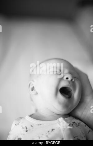 Bis zu schließen. Porträt eines neugeborenen Babys schreien. Stockfoto