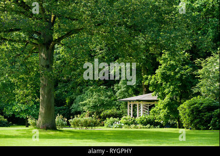Pavillon unter Bäumen Stockfoto