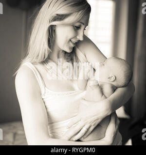 Retro Foto. glückliche Mutter mit einem hübschen novorojdennih Tochter. Stockfoto