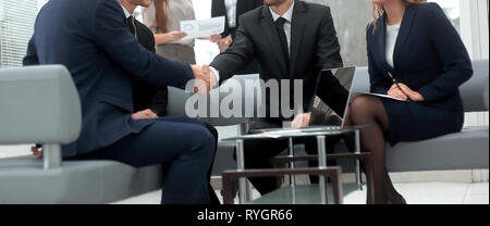 Bis zu schließen. Handshake von Geschäftsleuten in der Bank. Stockfoto