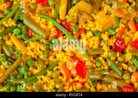 Blick von oben auf die vegane Paella mit Reis und Gemüse. Stockfoto